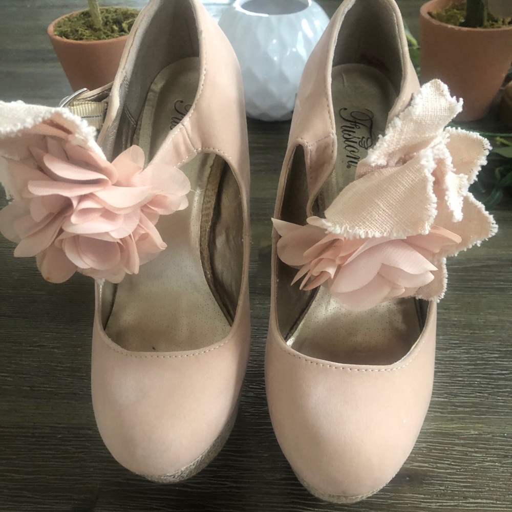 Fusion EUC Suede Flower Pumps 🌷
